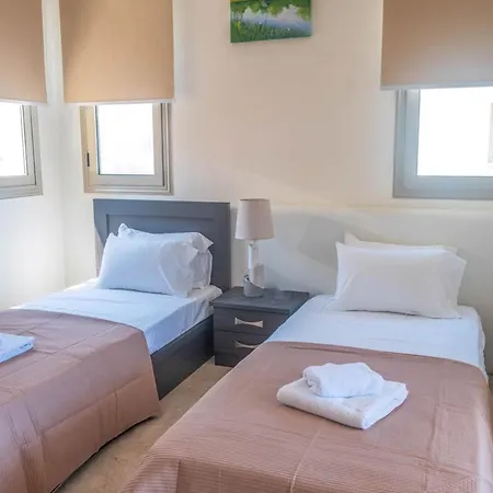 In Sleeps 6 Includes Swimming Pool And Air Con 5 *