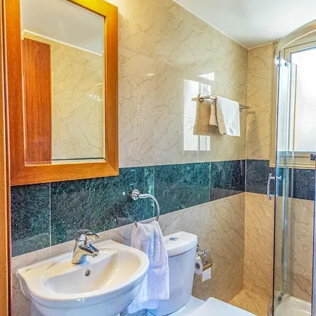 In Sleeps 6 Includes Swimming Pool And Air Con 5