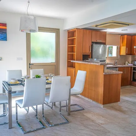 In Sleeps 6 Includes Swimming Pool And Air Con 5 Villa *